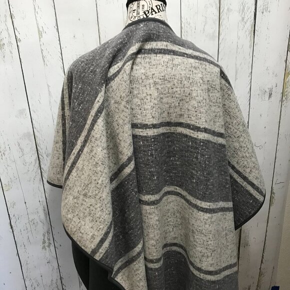 Ike Behar reversible fleece wrap in shades of gray.  One size fits most - Picture 5 of 9